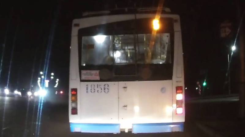 В Бишкеке на проспекте Шабдан Баатыра троллейбус №5 нарушил ПДД, - горожанин (видео)