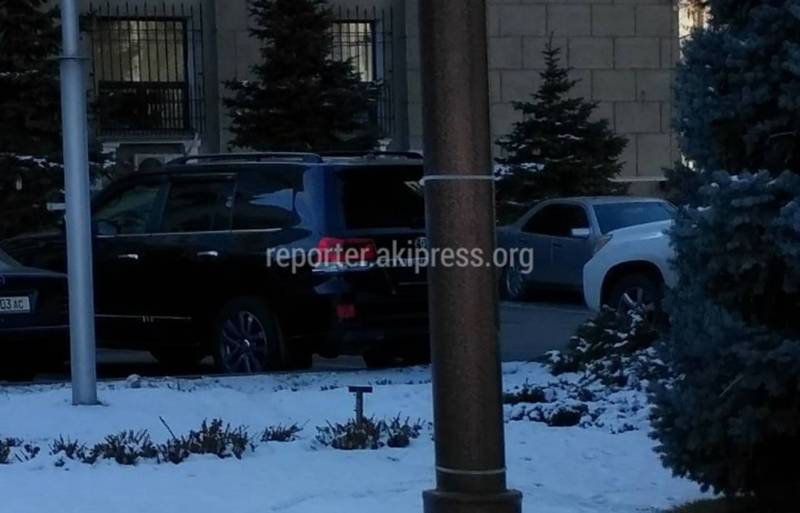 Фото — «Тойота Лэнд Крузер» без задних госномеров возле мэрии Бишкека
