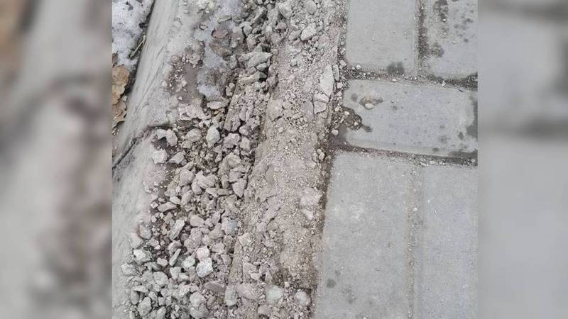 В Бишкеке на ул.Турусбекова сыпится бордюр тротуара, - читатель (фото)