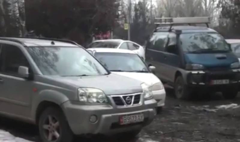 В мкр Асанбай водители регулярно паркуются на газоне, - бишкекчанин (видео)