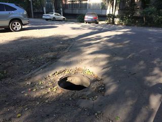 «Бишкекводоканал» закрыл люк на ул.Акиева