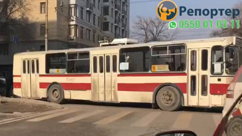 Видео — На Уметалиева-Киевской столкнулись легковушка и троллейбус