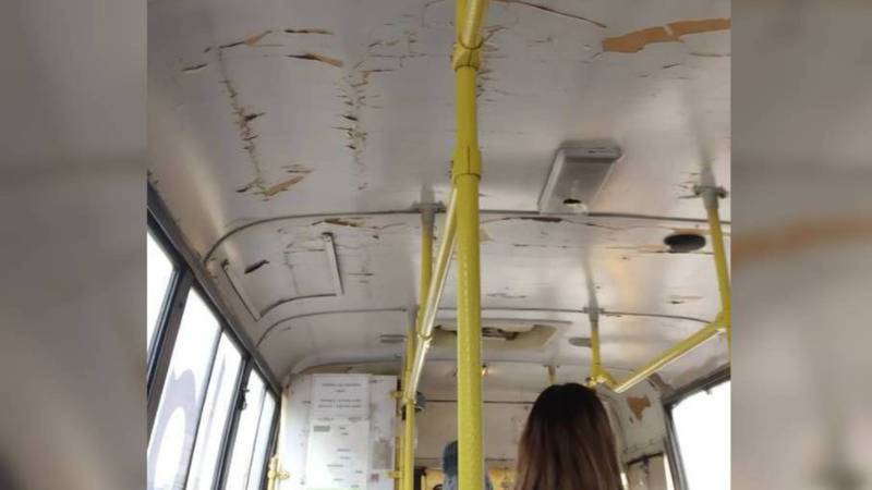 Автобус с маршрутом №9 нуждается в реставрации потолка. Восстановительные работы ведутся, - мэрия