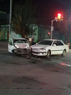 На улице Курманжан Датки в Оше столкнулись две машины, есть пострадавшие <i>(фото)</i>