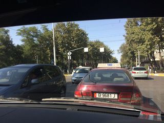 На Манаса-Фрунзе не видно светофора из-за знака, - бишкекчанин (фото)
