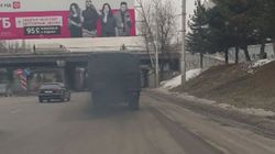 В Бишкеке на улице Ибраимова у грузовика из выхлопной трубы идет густой дым, - житель (видео)