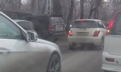 В Бишкеке на улице Московской автомобили выезжают на встречную полосу (видео)