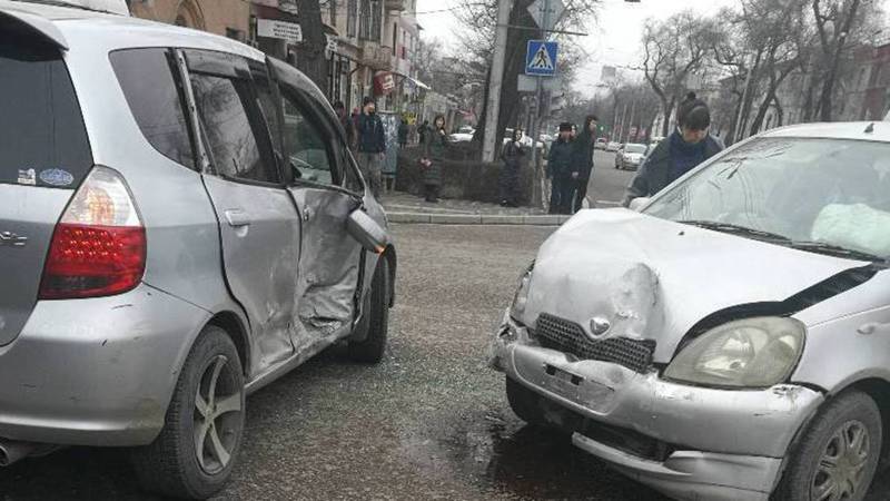 В Бишкеке на Чуй-Турусбекова столкнулись два такси (видео)