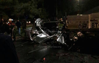 В районе ТЭЦ Бишкека «Мерседес» влетел под грузовик и вспыхнул, погиб водитель легковушки <i>(фото)</i>