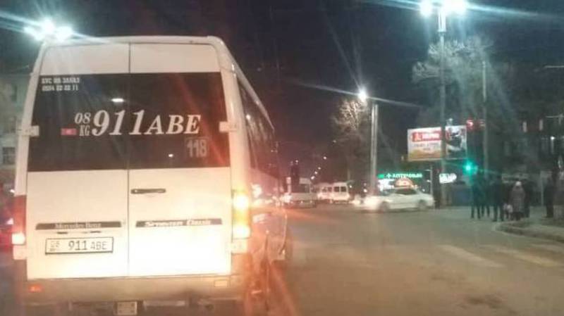 В Бишкеке на Ахунбаева-Ч.Айтматова водитель маршрутки №118 дважды нарушил ПДД, - очевидец (фото)