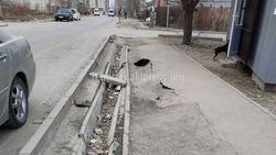 В Бишкеке на улице Куйручук провалился тротуар, - горожанин (фото)