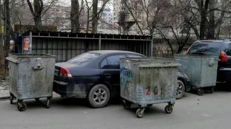 Автомашину заблокировали мусорными баками за неправильную парковку (фото)