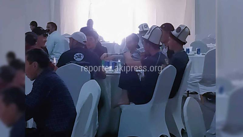 «Свистят и накидываются на еду». Соцсети возмущены поведением кыргызстанцев на фестивале «Вселенная кочевников» в Саудовской Аравии