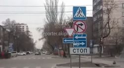 На Московской-Калыка Акиева дорожные знаки перекрывают обзор других знаков (видео)
