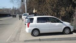 Бишкекчанин интересуется, законно ли кафе «Бухара» огородило тротуар на ул.Жумабека? <i>(фото)</i>