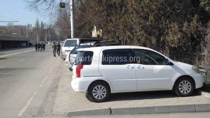 Бишкекчанин интересуется, законно ли кафе «Бухара» огородило тротуар на ул.Жумабека? (фото)