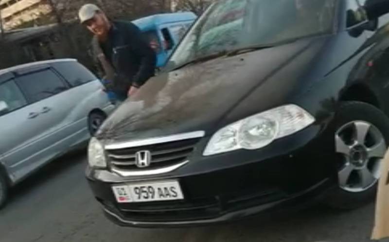 На Боконбаева-Асаналиева водитель «Хонды» выехав на встречную полосу угражал расправой, - очевидец (видео)