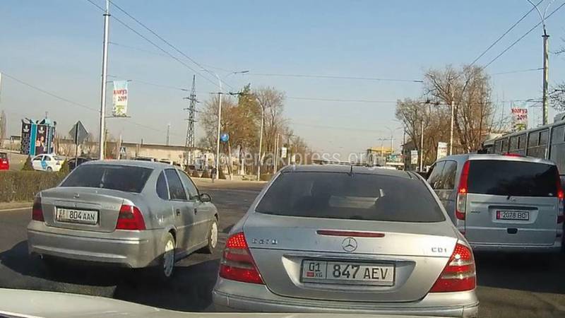 В Бишкеке на пр.Ч.Айтматова водитель «Опеля» выехал на встречную полосу (видео)