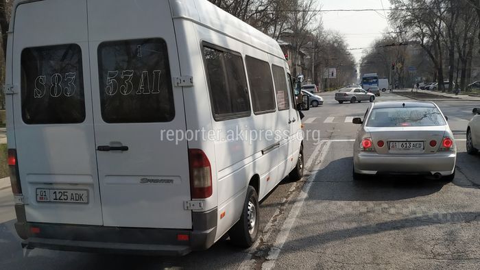 Водитель маршрутки №195 совершил обгон по встречной полосе (видео)