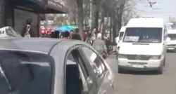 На Абдрахманова-Киевской «Ниссан» припарковался на остановке и создал пробку (видео)