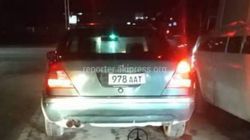 На улицах Бишкека водитель «Мерседеса» ехал с поврежденным госномером, - очевидец (фото)