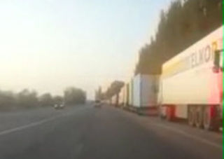 На объездной дороге в Чуйской области до сих пор наблюдается пробка из грузовиков <i>(видео)</i>
