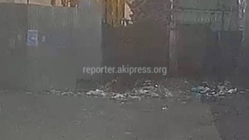 В Бишкеке на Манасчы Сагынбая складируют мусор в неположенном месте (фото)