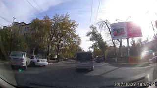 На Московской-Уметалиева в Бишкеке произошло ДТП (видео)
