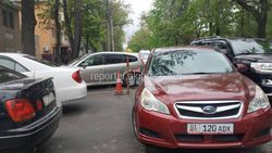 На Киевской - Панфилова водитель «Субару» припарковался на проезжей части дороги (фото)