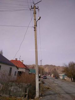 Читатель просит исправить накренившийся столб ЛЭП на ул.Шералиева в Нарыне (фото)