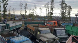 В Кара-Балту завезли казахстанский уголь, на железнодорожной станции наблюдается очередь из грузовиков <i>(фото, видео)</i>