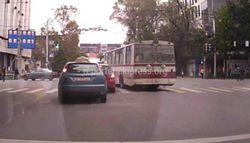 На Абдрахманова - Киевской троллейбус повернул со второй полосы (видео)