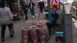 В Оше на ул.Навои образовалась стихийная торговля на тротуаре (фото)
