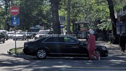 На Московской - Ибраимова «Мерседес» таксисты паркуются под знаком «Остановка запрещена» (фото)