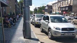 На ул.Киевской общественный транспорт не может подъехать к остановке из-за припаркованных авто (фото)