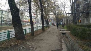 В Бишкеке на тротуаре на Абдырахманова-Толстого свисающий провод мешает прохожим, - читатель (фото)