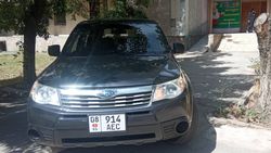 На ул.Ахунбаева водитель «Субару» заехал на тротуар и припарковался (фото)