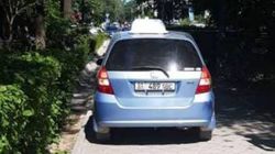 На Турусбекова–Чокморова водитель «Хонды» припарковался на тротуаре (фото)