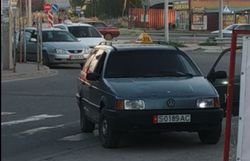 На Чортекова–Айни водитель «Фольксваген» припарковался на пешеходном переходе и проезжей части дороги (видео)