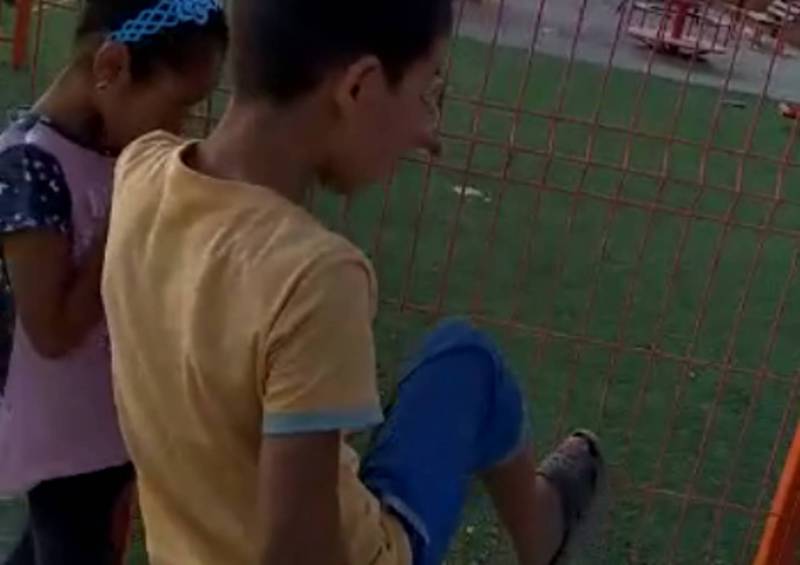 В Ак-Ордо дети попадают на игровую площадку перепрыгнув через забор (видео)