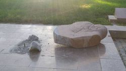 В парке имени Ататюрка снова повален каменный балбал (фото)