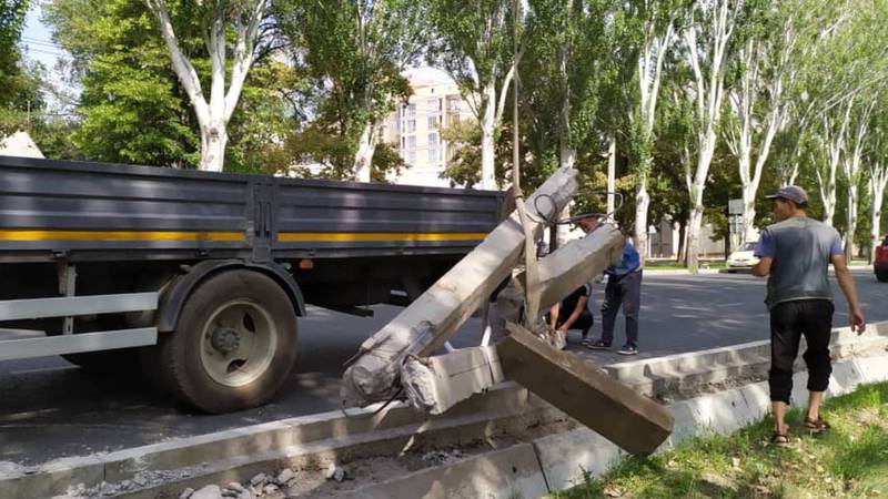 Возле посольства Казахстана убрали сбитую опору и восстановили линии наружного освещения, - мэрия