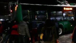 В Бишкеке пассажиры толкали застрявший троллейбус <i>(видео)</i>