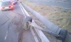 На Ахунбаева - Баха крышка люка оторвала задний мост автомобилю <b><i>(видео)</i></b>