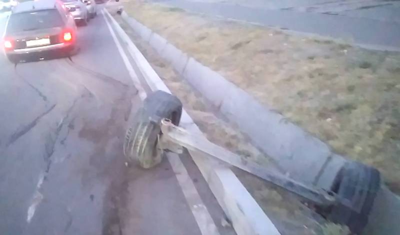 На Ахунбаева - Баха крышка люка оторвала задний мост автомобилю (видео)