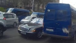 На Абдрахманова - Боконбаева водитель «Мерседеса» выехал на встречную полосу (видео)