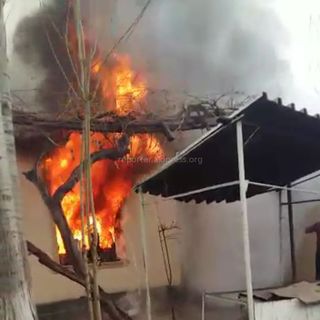 На ул.Калинина в Оше сгорел жилой дом <i>(видео)</i>