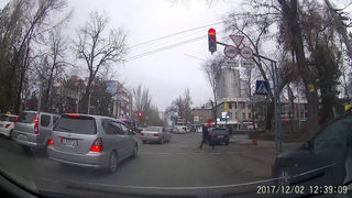 Видео—Нарушения ПДД водителями в Бишкеке