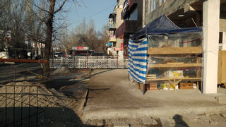Законно ли магазин и кафе на Ибраимова-Боконбаева огородили часть тротуара? - житель (фото)