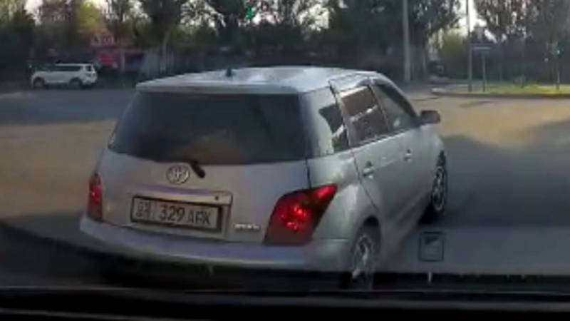 На Токомбаева - Куттубаева водитель «Тойоты» повернул со второго ряда и создал аварийную ситуацию (видео)